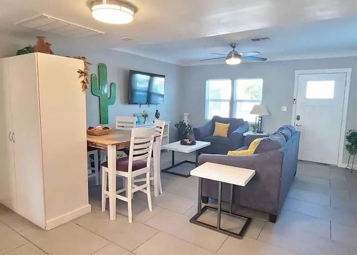 Charming Downtown Historic Patio *